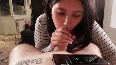 Drażnię się z moją przyrodnią siostrą, kiedy ogląda Disneya [Cum]